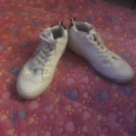 Sneakers lightly used, (Wore 1 time wear sandals) - Picture 3 of 3